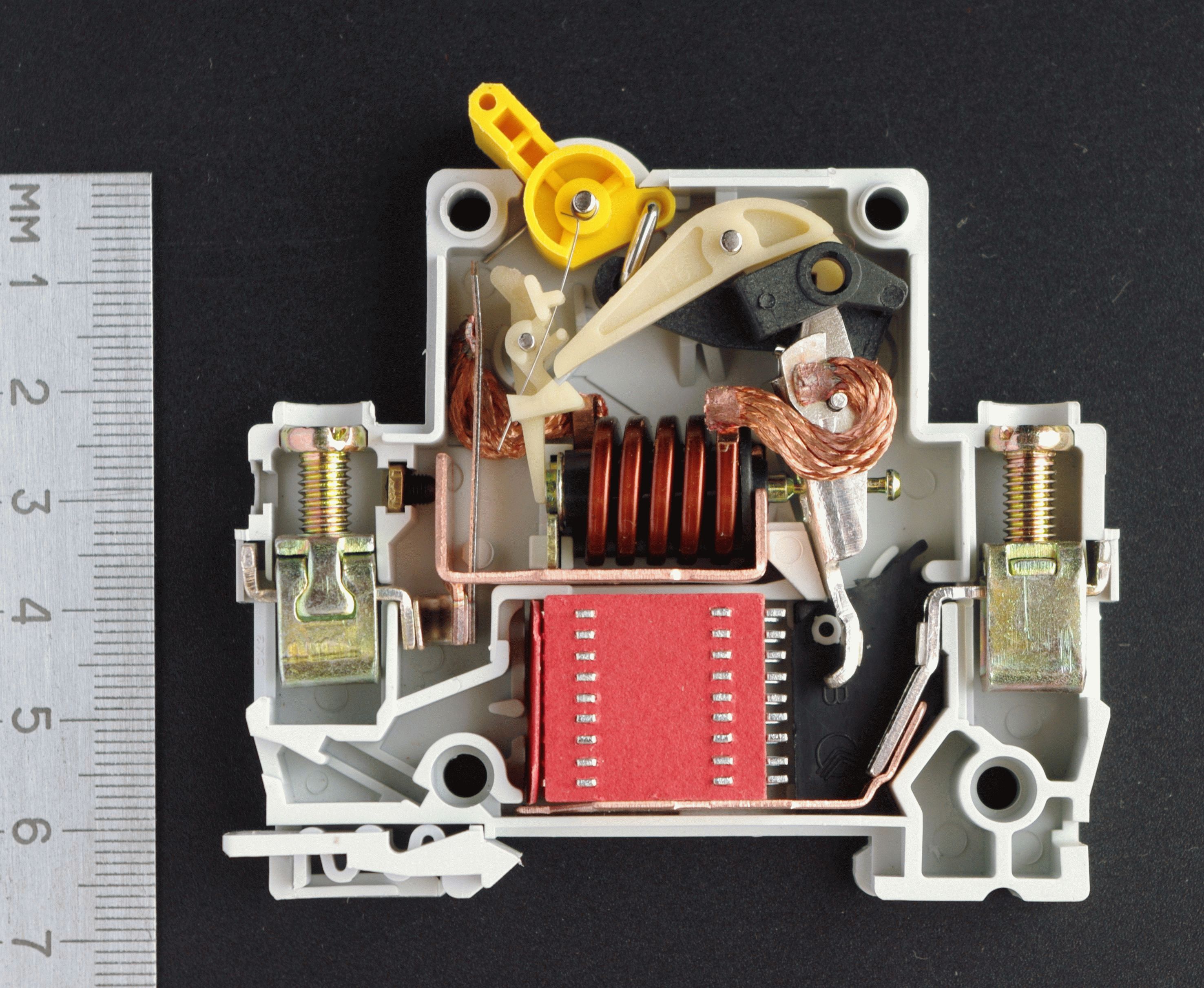 Коммутационный автоматический выключатель. Конструкция автоматического выключателя ИЭК. Автоматический выключатель IEK разобранный. Разобрать автомат IEK. Конструкция автоматического выключателя ва47-29.