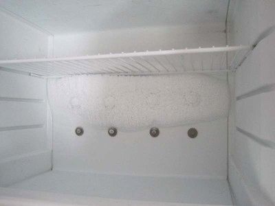 Лед на стенке холодильника