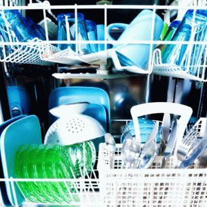 Чистая посуда и целая посудомоечная машина