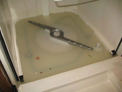 Остатки воды в посудомоечной машине